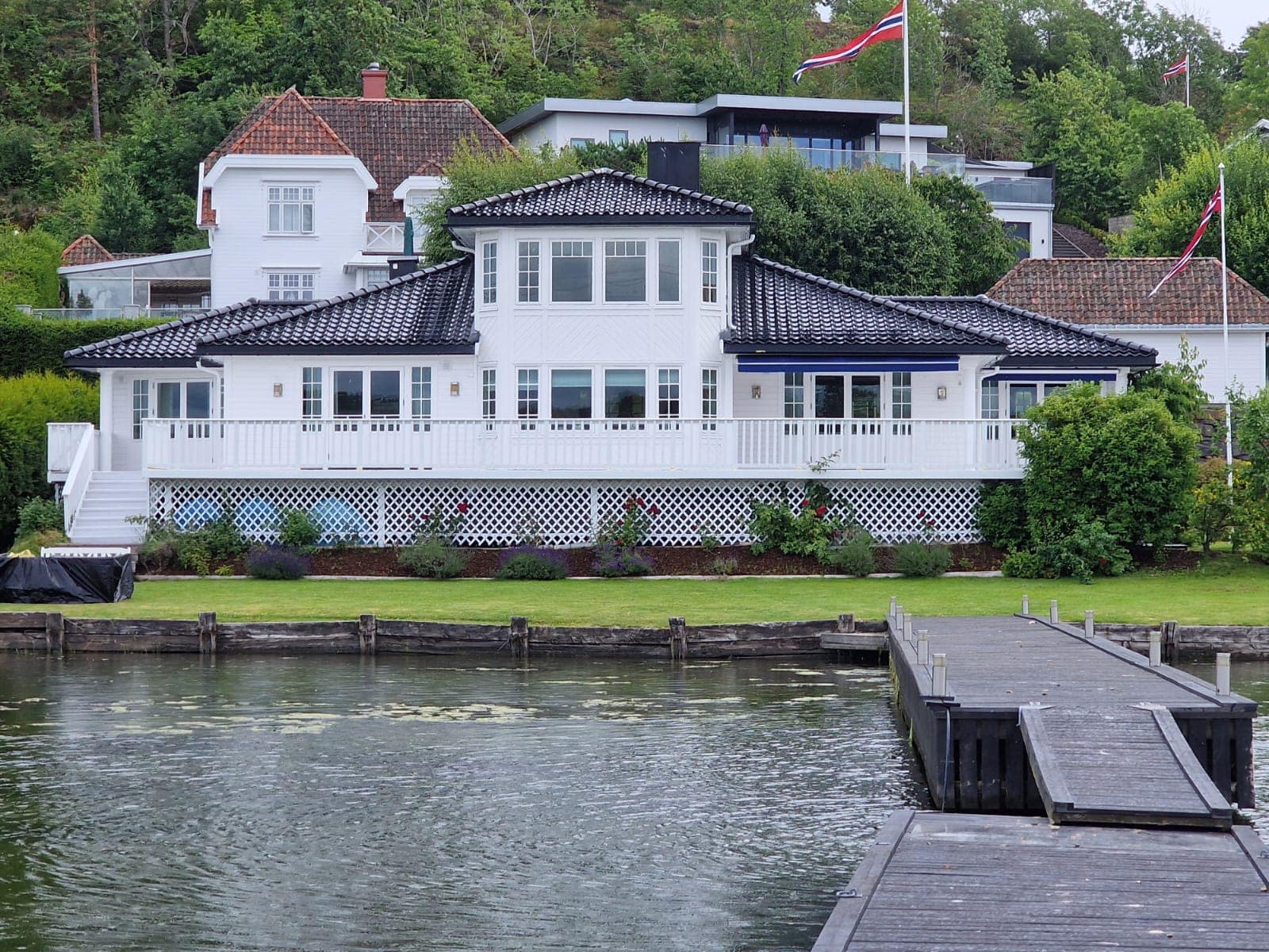 Ferdig malt hvit villa ved sjøen